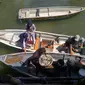Nelayan Pulau Belakang Padang sedang mencari ikan di laut perbatasan Indonesia - Singapura. Foto : liputan6.com/ajang nurdin