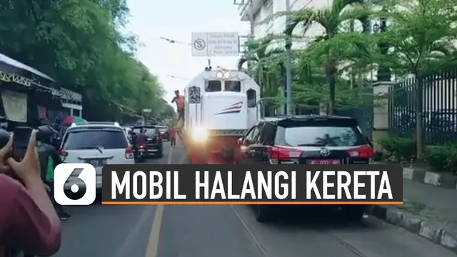Beredar video mobil berplat merah halangi jalan kereta api. Ini dia faktanya.