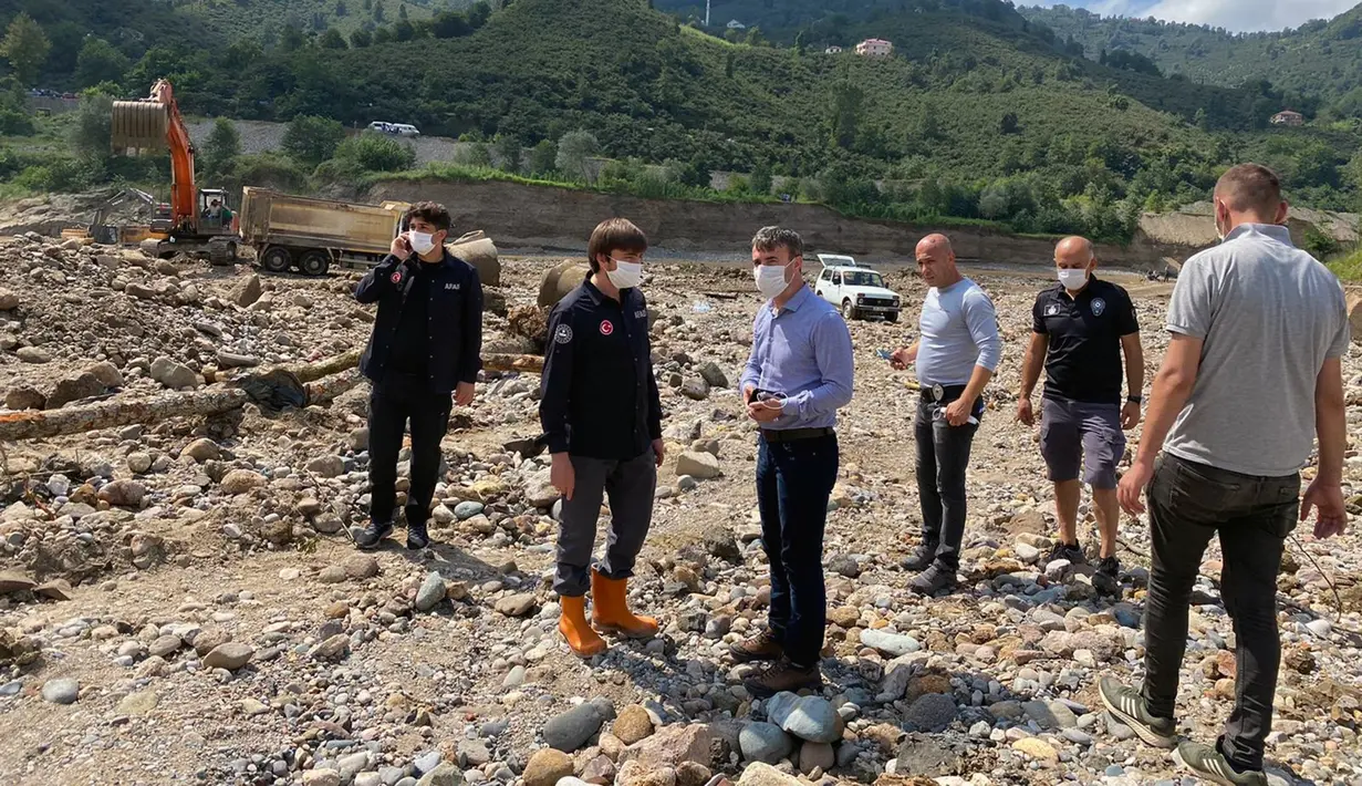 Tim penyelamat bekerja di area yang terdampak banjir di Provinsi Giresun, kawasan Laut Hitam, Turki (23/8/2020). Banjir yang melanda Giresun pada Minggu (23/8) menewaskan enam orang, termasuk dua personel Gendarmerie, demikian dilaporkan kantor berita semiresmi Turki Anadolu Agency. (Xinhua)