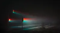 Foto cahaya lampu lalu lintas di keheningan malam. (Twistedsifter/Lucas Zimmermann)