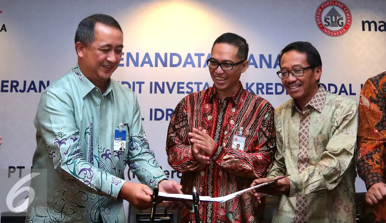 (Kika) Direktur Corporate Banking Bank Mandiri, Royke Tumilaar, Dirut Semen Indonesia, Rizkan Chandra dan Dirut Semen Gresik, Sunardi Prionomurti usai menandatangani kerjasama dengan Bank Mandiri, Jakarta, Jumat (10/6) (Liputan6.com/Angga Yuniar) 