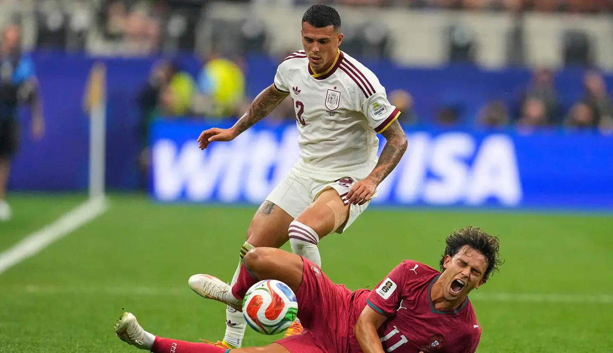Pemain Spanyol Pedro Porro berebut bola dengan pemain Portugal Joao Felix berebut bola selama pertandingan sepak bola babak 16 besar Piala Dunia antara Portugal dan Spanyol di Arlington, Texas, dekat Dallas, Senin, 6 Juli 2026. (AP Photo/Tony Gutierrez)