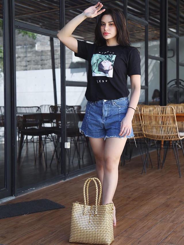 Gaya Kasual Nora Alexandra Kenakan Baju Berwarna Hitam. (Sumber: Instagram/ncdpapl)