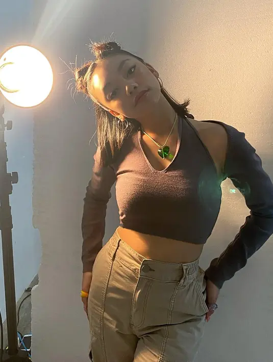 <p>Gaya kasual Naura Ayu yang memilih halter crop top dengan bolero aksen cut out pada bagian bahu. (Foto: Instagram @naura.ayu)</p>