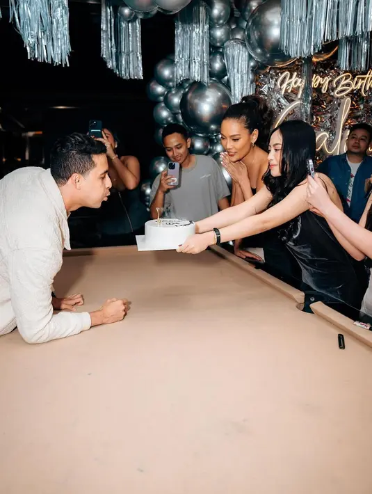 Gaya cantik elegan Rachel di acara ini bisa dijadikan inspirasi. [Foto: Instagram/rachelvennya]