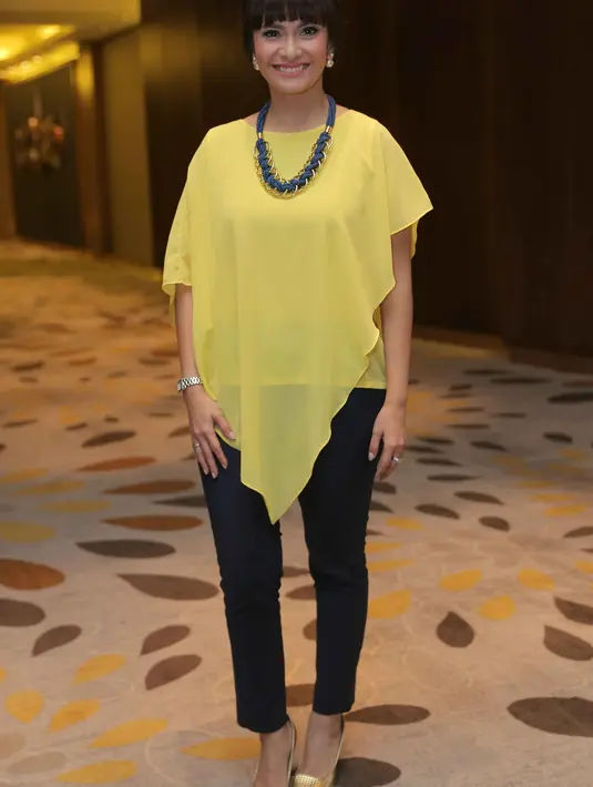 Beberapa kali kedua anak perempuannya meminta adik. Tidak hanya adik, tapi juga ada yang minta kakak. Sebagai orangtua, lantas ia memberikan pengertian pada anaknya. (Andy Masela/Bintang.com)