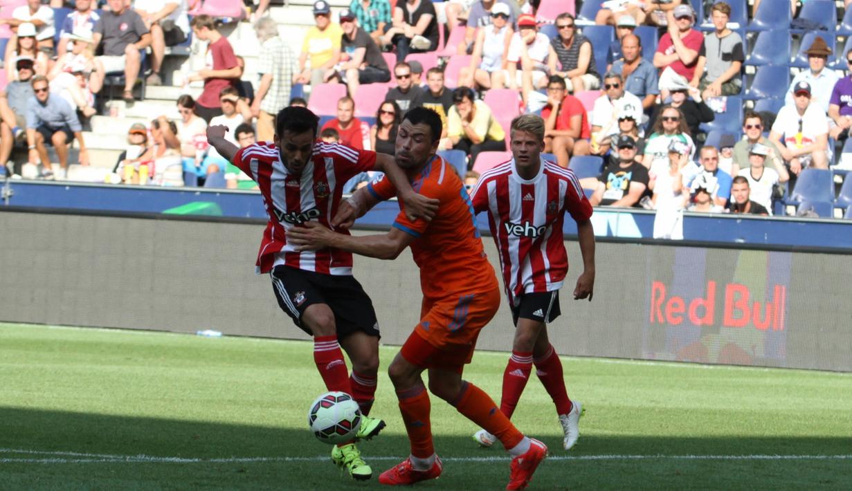 Bintang muda Southampton, Juanmi (kiri), mendapat pengawalan ketat dari gelandang Valencia, Javi Fuego. (Bola.com/Reza Khomaini)