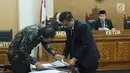 Asisten bantuan hukum LBH Jakarta, Abraham Nempung (kiri) memeriksa berkas saat sidang perdana sengketa informasi publik terhadap Kementerian LHK di Gedung KIP, Jakarta, Kamis (1/3). Sidang beragendakan pemeriksaan awal. (Liputan6.com/Helmi Fithriansyah)
