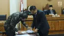 Asisten bantuan hukum LBH Jakarta, Abraham Nempung (kiri) memeriksa berkas saat sidang perdana sengketa informasi publik terhadap Kementerian LHK di Gedung KIP, Jakarta, Kamis (1/3). Sidang beragendakan pemeriksaan awal. (Liputan6.com/Helmi Fithriansyah)