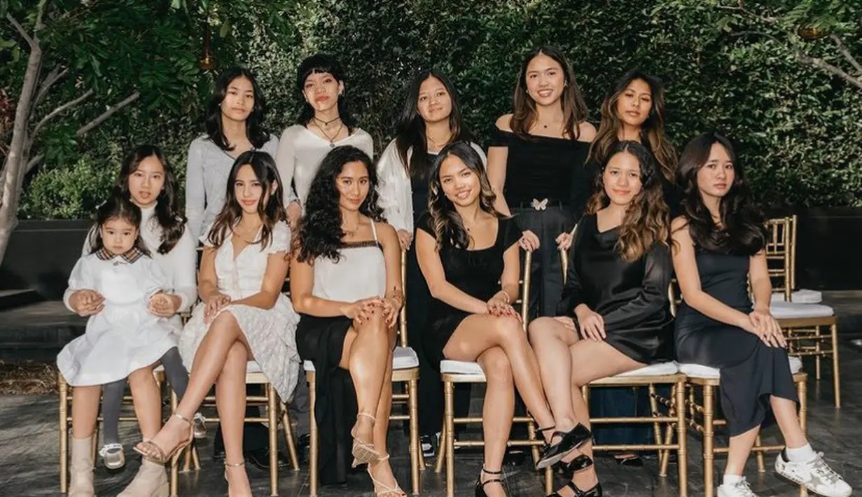 Kecantikan Mikhayla tetap terpancar ketika berfoto bersama saudara perempuannya. Bahkan Netizen mengatakan pada kolom komentar Instagram Nia, jika wajah Mikhayla versi sachet Nia.[@ramadhaniabakrie]