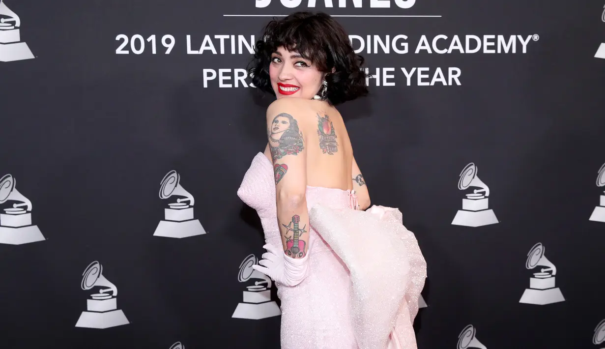 Mon Laferte berpose saat menghadiri Gala Recording Academy Latin Person 2019 di Ballroom Premier di MGM Grand Hotel & Casino di Las Vegas, Nevada (13/11/2019). (Rich Fury/Getty Images/AFP)