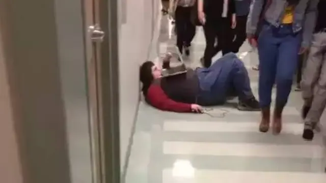 Enggak Sehat, Ini 7 Potret Absurd Cara Orang Pakai Komputer Ini Kocak