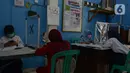 Pelajar saat kegiatan pembelajaran Jarak Jauh (PJJ) dengan memanfaatkan Jak Wifi di Balai Warga RW 02 Kelurahan Galur, Jakarta, Jumat (4/9/2020). Program internet gratis dari Pemprov DKI itu untuk pelajar di permukiman padat penduduk yang kesulitan mengakses internet. (merdeka.com/Imam Buhori)