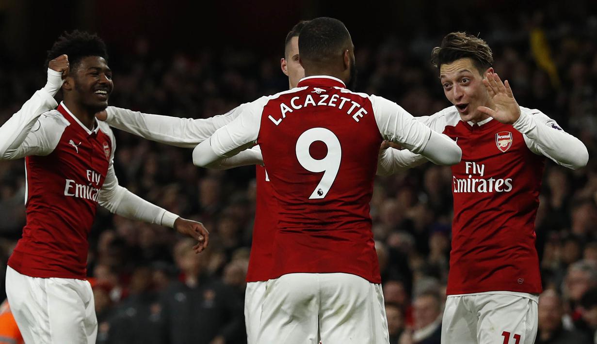 Para pemain Arsenal merayakan gol yang dicetak Mesut Ozil ke gawang Liverpool pada laga Premier League di Stadion Emirates, London, Jumat (22/12/2017). Kedua klub bermain imbang 2-2. (AFP/Adrian Dennis)