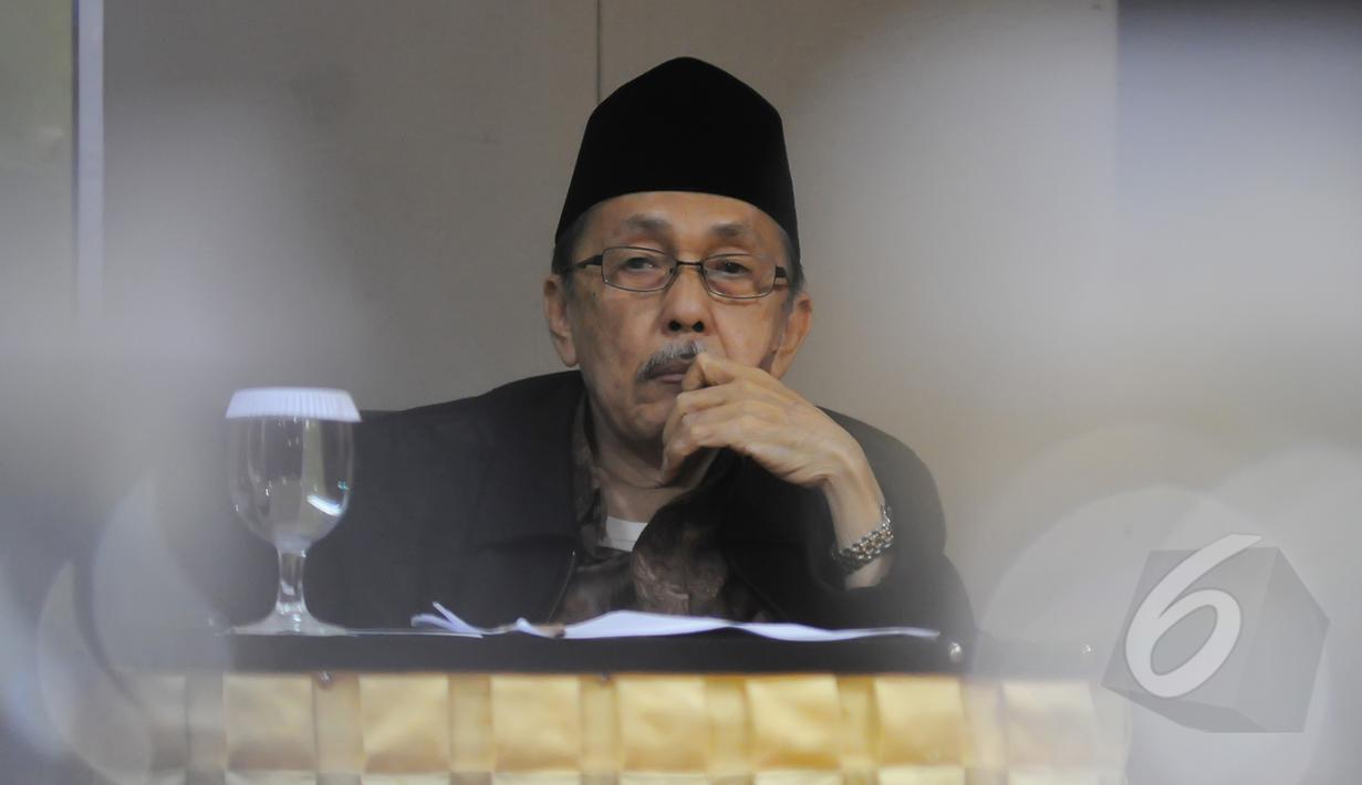 Tokoh Nahdlatul Ulama, Ahmad Bagja menjadi narasumber dalam diskusi menyambut satu abad NU dan Muktamar NU ke-33, Jakarta, Senin (30/3/2015). Diskusi mengangkat tema "Muktamar Bersih" yang mencermati isu-isu perpecahan. (Liputan6.com/Herman Zakharia)