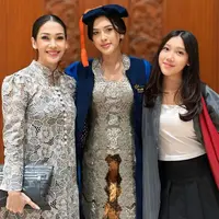 Queena Putri Mieke Amalia saat Wisuda. [@mieke_amalia]