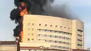 Api dan asap hitam menyelimuti gedung rumah sakit bertingkat di distrik Gaziosmanpasa di Istanbul, Turki (5/4). Wali Kota Gaziosmanpasa, Hasan Tashin Usta menerangkan api yang menyebar di gedung bisa ditangani. (AFP/Dogan News Agency/DHA/Turkey Out)