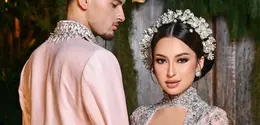 Jennifer Coppen dalam Kebaya Pink Glamor setelah akad nikah. [@jennifercoppenreal20]