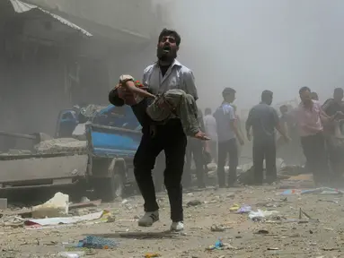 Ledakan yang diduga bom mobil terjadi di pusat kota Douma, dekat Damaskus, Suriah, Sabtu (19/07/14) (REUTERS/Yousef Albostany).