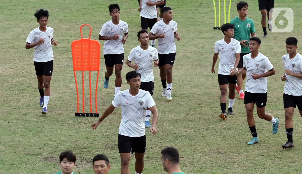Pesepakbola Timnas U-19 Indonesia saat jeda latihan di Lapangan A Gelora Bung Karno, Jakarta, Selasa (30/8/2022). Timnas U19 Indonesia akan tampil di Kualifikasi Piala Asia U20 2023 pada 14-18 September mendatang. Indonesia berada di Grup F bersama Vietnam, Hongkong, dan Timor Leste. (Liputan6.com/Helmi Fithriansyah)
