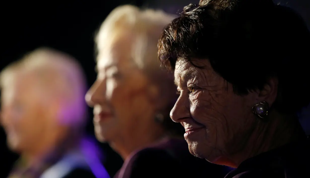 Ekspresi salah satu peserta, Rachel Weiner, 75 tahun saat mengikuti kontes kecantikan di Kota Haifa, Israel (30/10). Banyak di antara mereka adalah anak-anak, remaja, atau dewasa muda ketika peristiwa Holocaust menimpa. (Reuters/Amir Cohen)