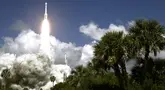 Pesawat luar angkasa Boeing Starliner, di atas roket Atlas V, lepas landas dari landasan peluncuran di Space Launch Complex 41, Cape Canaveral, Florida pada Rabu (5/6/2024). (AP Photo/Chris O'Meara)