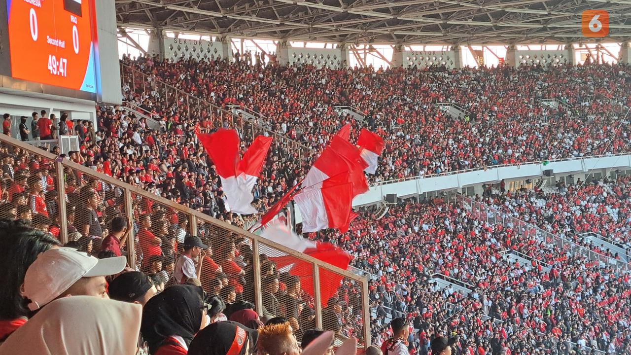 FOTO Suporter Timnas Indonesia di SUGBK