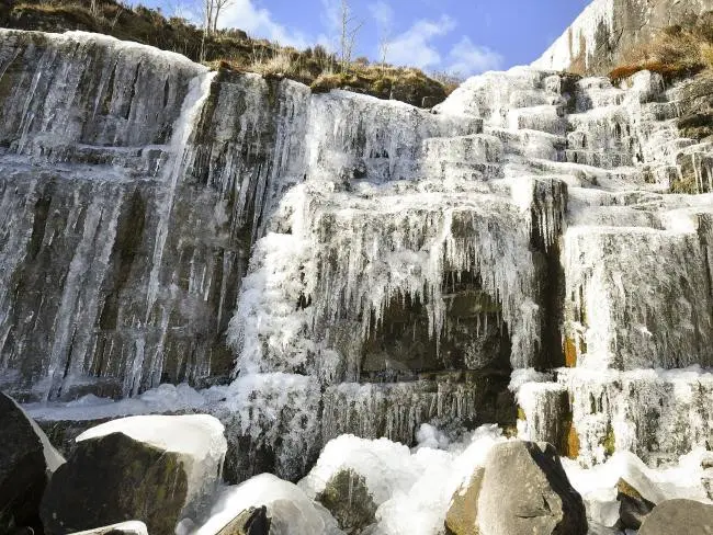 Icicles terbentuk di air terjun yang membeku di dekat gunung Pen y Fan di Taman Nasional Brecon Beacon, Wales, karena beberapa bagian kerajaan United diatur untuk merasa lebih dingin daripada Lingkaran Arktik. (Ben Birchal / AP).