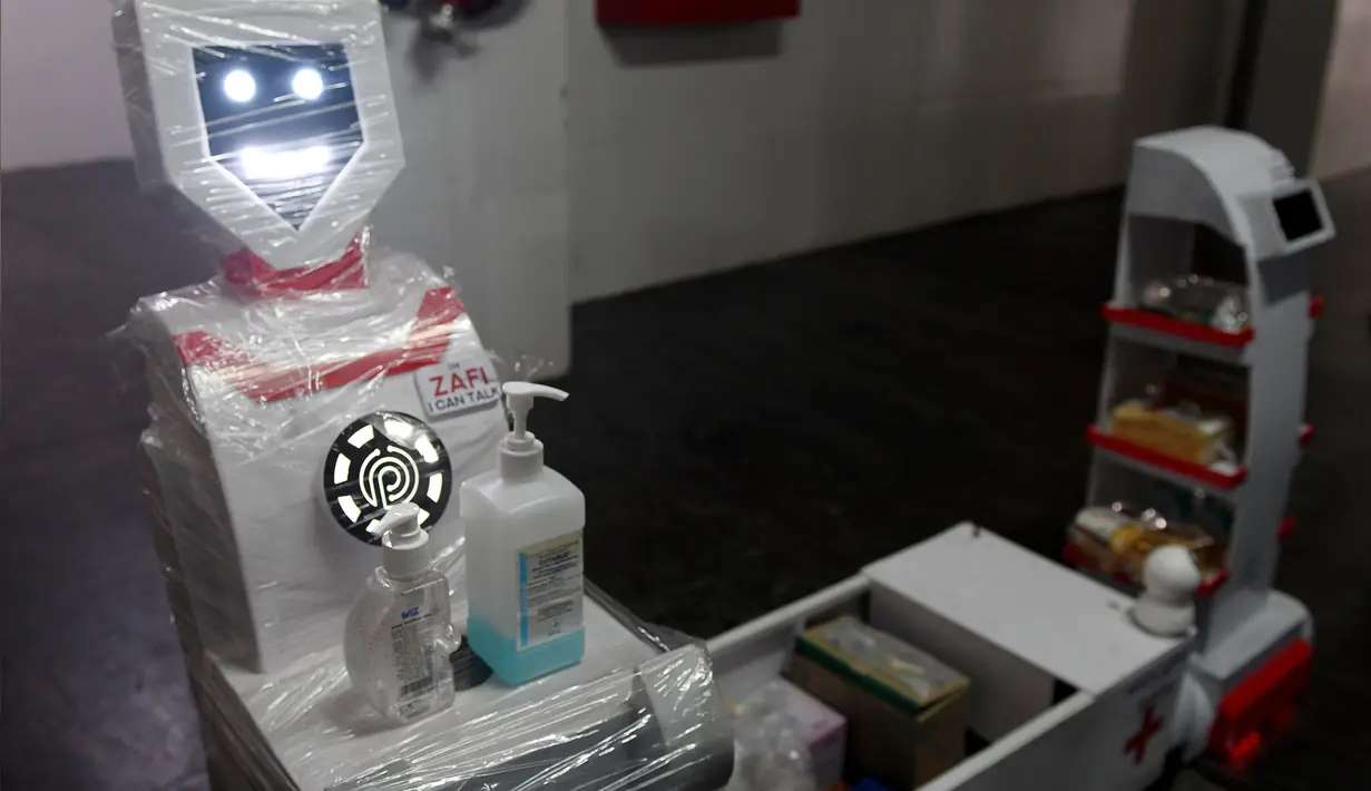 Robot interaktif 'Zafi' yang akan digunakan di ruang isolasi Covid -19 dalam demo di rumah sakit Stanley Medical di Chennai, 6 April 2020. Robot ini dikerahkan untuk melayani makanan dan obat-obatan bagi pasien Covid-19 dalam upaya meminimalkan tenaga medis tertular virus corona. (Arun SANKAR/AFP)