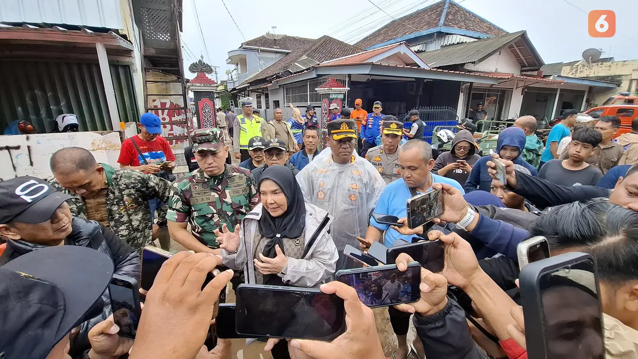 Walikota Bandar Lampung, Eva Dwiana saat meninjau banjir di Kecamatan Panjang. Foto: (Liputan6.com/Ardi).