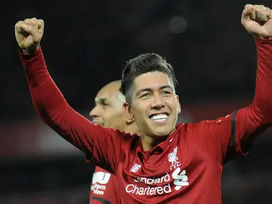 Penyerang Liverpool, Roberto Firmino berselebrasi usai mencetak gol ketiganya lewat titik penalti ke gawang Arsenal pada lanjutan Liga Inggris di Anfield Stadium (29/12). Liverpool menang telak atas Arsenal 5-1. (AP Photo/Rui Vieira)