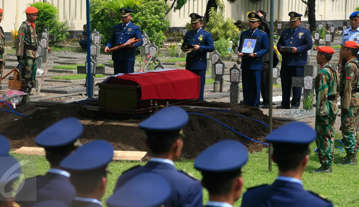 Sejumlah prajurit TNI AU mengikutu upacara pemakaman jenazah Pilot Mayor Pnb Ifi Safatilah di Taman Makam pahlawan Kusuma Negara, Yogyakarta, (11/2). Ada 3 korban tewas akibat jatuhnya Pesawat Tucano pada Rabu (10/2) lalu.(Boy Harjanto)