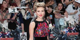 Scarlett Johansson tampak cantik dengan mengenakan long dress bewarna-warni. (via buzzfeed.com)