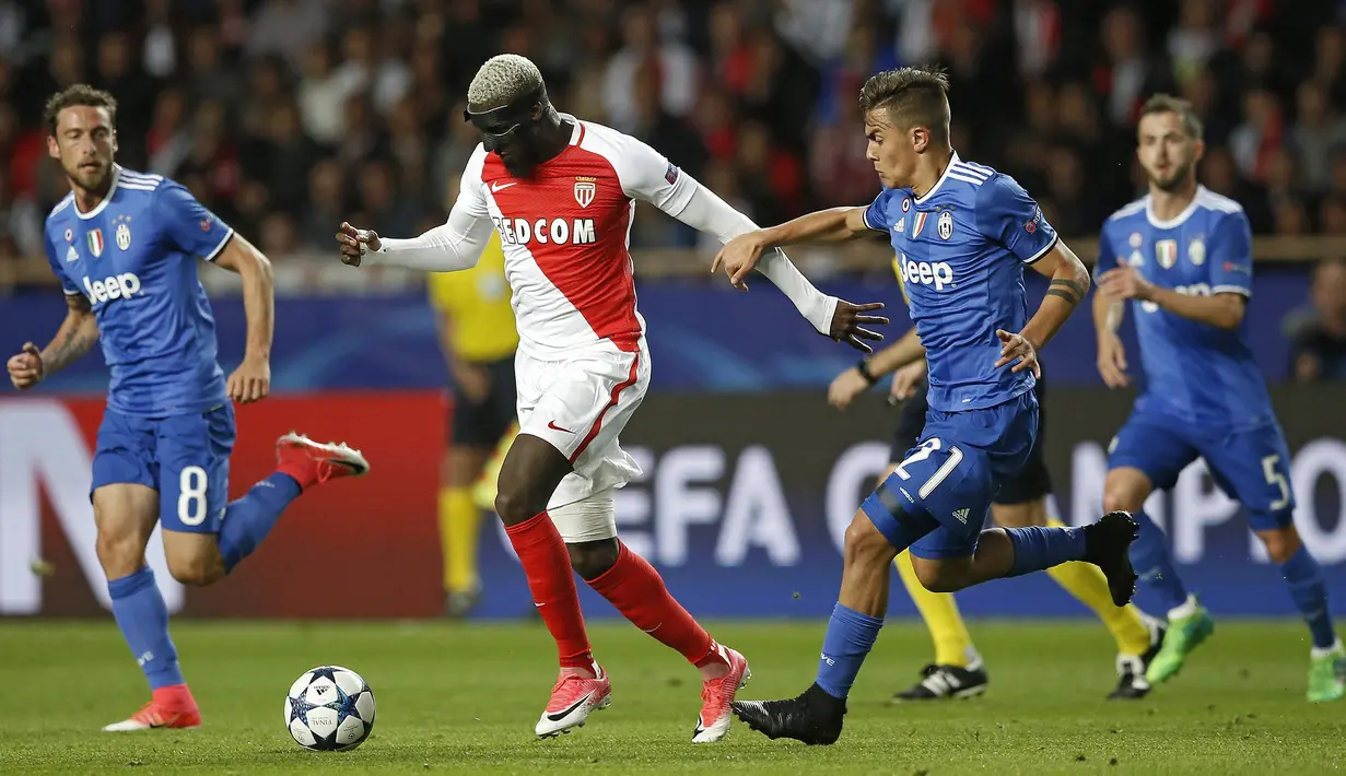Gelandang AS Monaco, Tiemoue Bakayoko, berusaha melewati beberapa pemain Juventus pada laga semi final liga Champions di Stadion Stade Louis II, Monaco, (03/05/2017). (EPA/Gulliaume Horcajuelo)