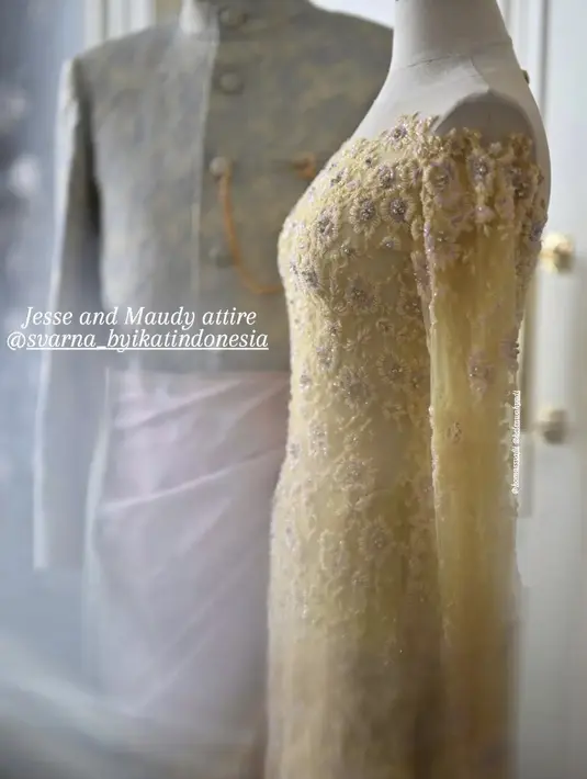 Busana keduanya dibuat oleh Svarna by Ikat Indonesia milik desainer Didiet Maulana.