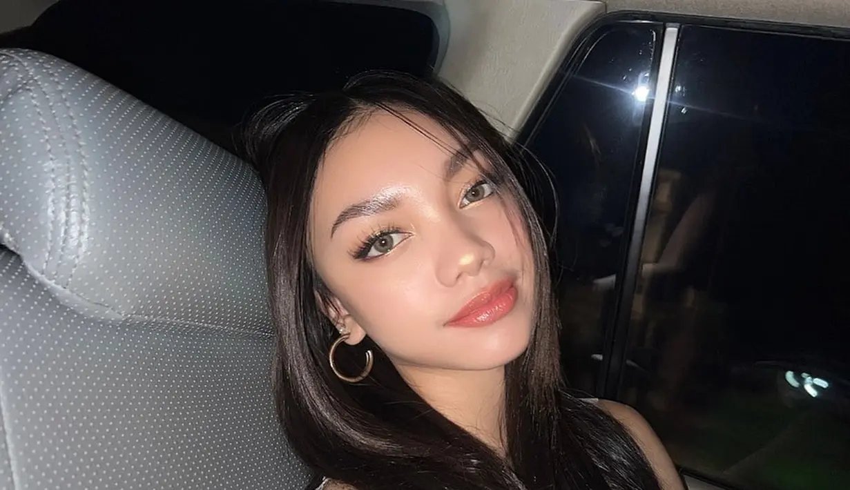 Potret selfie Naura Ayu di dalam mobil yang menarik perhatian. Ia tampil flawless dengan makeup glowing. [Foto: Instagram/naura.ayu]