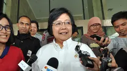 Menteri Lingkungan Hidup dan Kehutanan Siti Nurbaya menjawab pertanyaan awak media usai konferensi pers di Gedung KPK, Jakarta, Jumat (7/11/2014) (Liputan6.com/Miftahul Hayat)