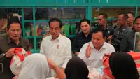 Presiden Joko Widodo (Jokowi) blusukan ke Pasar Bululawang, Kecamatan Bululawang, Kabupaten Malang, Jawa Timur. Kali ini Jokowi ditemani Prabowo Subianto dan Erick Thohir.