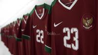 Sejumlah jersey Timnas Indonesia dipersiapkan di ruang ganti sebelum pertandingan uji coba melawan Puerto Rico di Stadion Maguwoharjo, Sleman, Selasa (13/6/2017). Ruang ganti merupakan tempat sakral bagi tim sepak bola. (Bola.com/Vitalis Yogi Trisna)