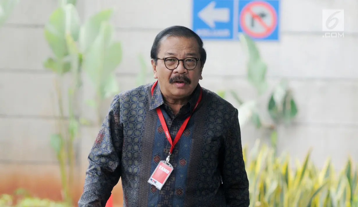Mantan Gubernur Jawa Timur Soekarwo tiba di Gedung KPK, Jakarta, Rabu (28/8/2019). Pria yang akrab disapa Pakde Karwo itu mengaku tahu maksud pemanggilannya tersebut. (merdeka.com/Dwi Narwoko)