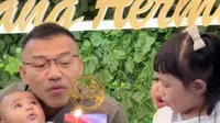 Potret Antengnya Azura saat Digendong Anang Hermasnyah, Padahal Situasi Sedang Ramai
