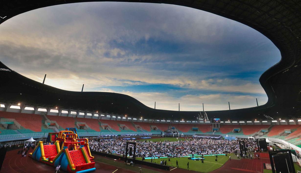 Ribuan umat Muslim saat melaksanakan salat Idulfitri 1447 Hijriah di Lapangan Utama Stadion Pakansari, Cibinong, Kabupaten Bogor, Jawa Barat, Sabtu (21/3/2026). (Kapanlagi.com/Budy Santoso)