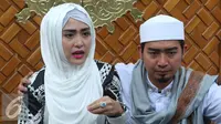 Istri Ustad Solmed, Aprile Jasmine memberikan keterangan pers terkait issu pengeroyokan suaminya, Jakarta, Rabu (11/5). Aprile merasa aneh ada pengajian tetapi ingin melakukan pengeroyokan. (Liputan6.com/Herman Zakharia)