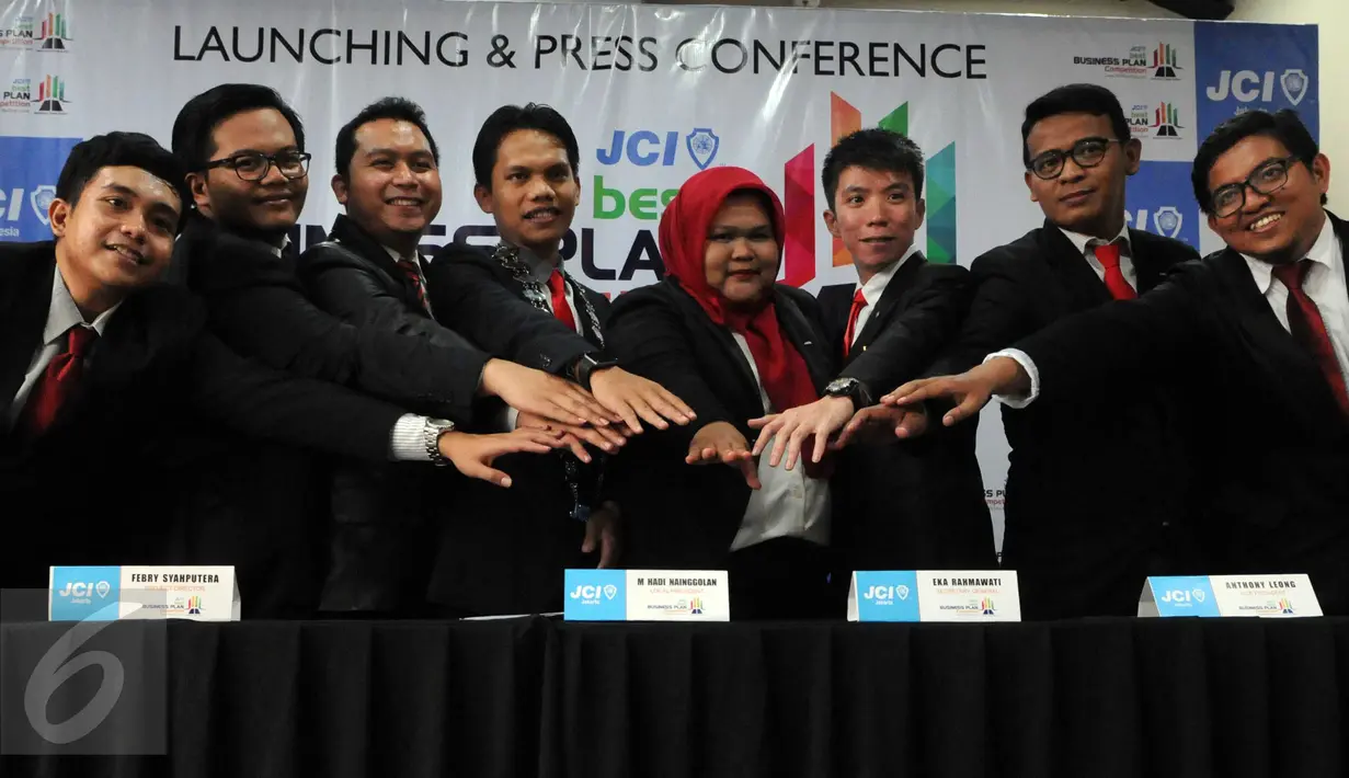 President JCI Jakarta, M Hadi Nainggolan (keempat kiri) saat bersalaman dengan rekan-rekannya di IDEAL Business Center, Jakarta Timur, Minggu (12/6).Kegiatan itu nantinya untuk menggali bakat entrepreneur pemuda Indonesia. (Liputan6.com/Helmi Afandi)