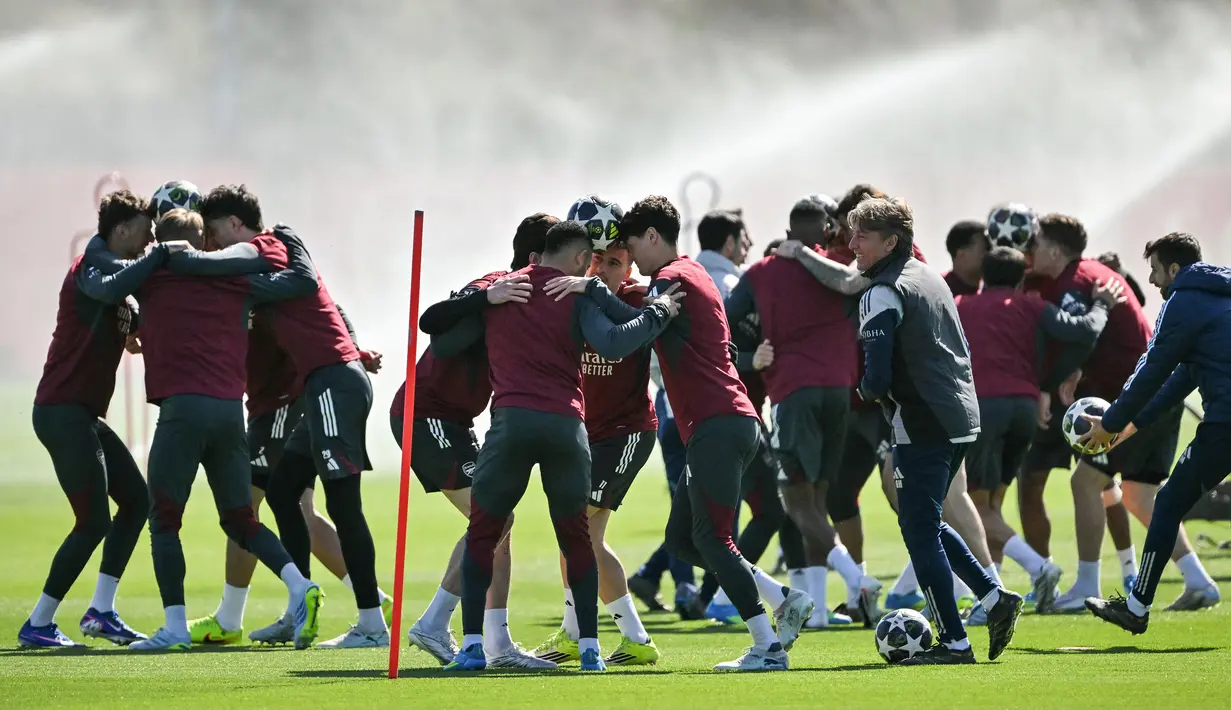 Dilansir dari The Sun, Skuad The Gunners terlihat membentuk lingkaran-lingkaran berisikan empat orang. (AFP/Glyn Kirk)