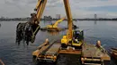 Aktivitas pengerukan sampah di Waduk Pluit, Jakarta, Kamis (30/4/2015). Pengerukan waduk pluit  dilakukan selain untuk mengurangi sampah - sampah di waduk juga untuk keindahan waduk. (Liputan6.com/JohanTallo)