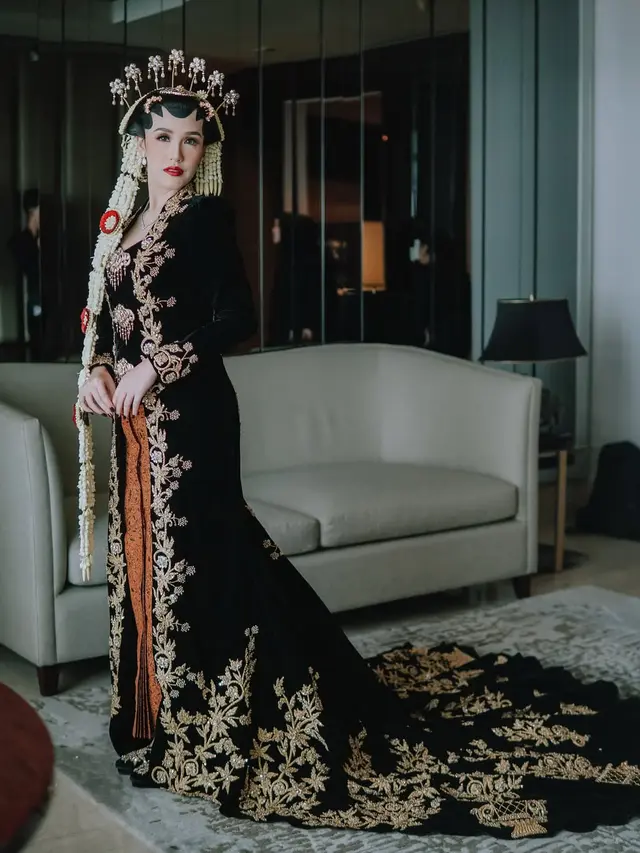 Baju Adat Jawa Beludru Luna Shabrina