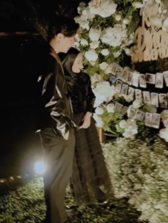 Ibu satu anak ini tampil dengan dress hitam yang memiliki aksen ruffle pada bagian rok dan payetan seperti mutiara di bagian atas pakaiannya.  (@rey_mbayang)