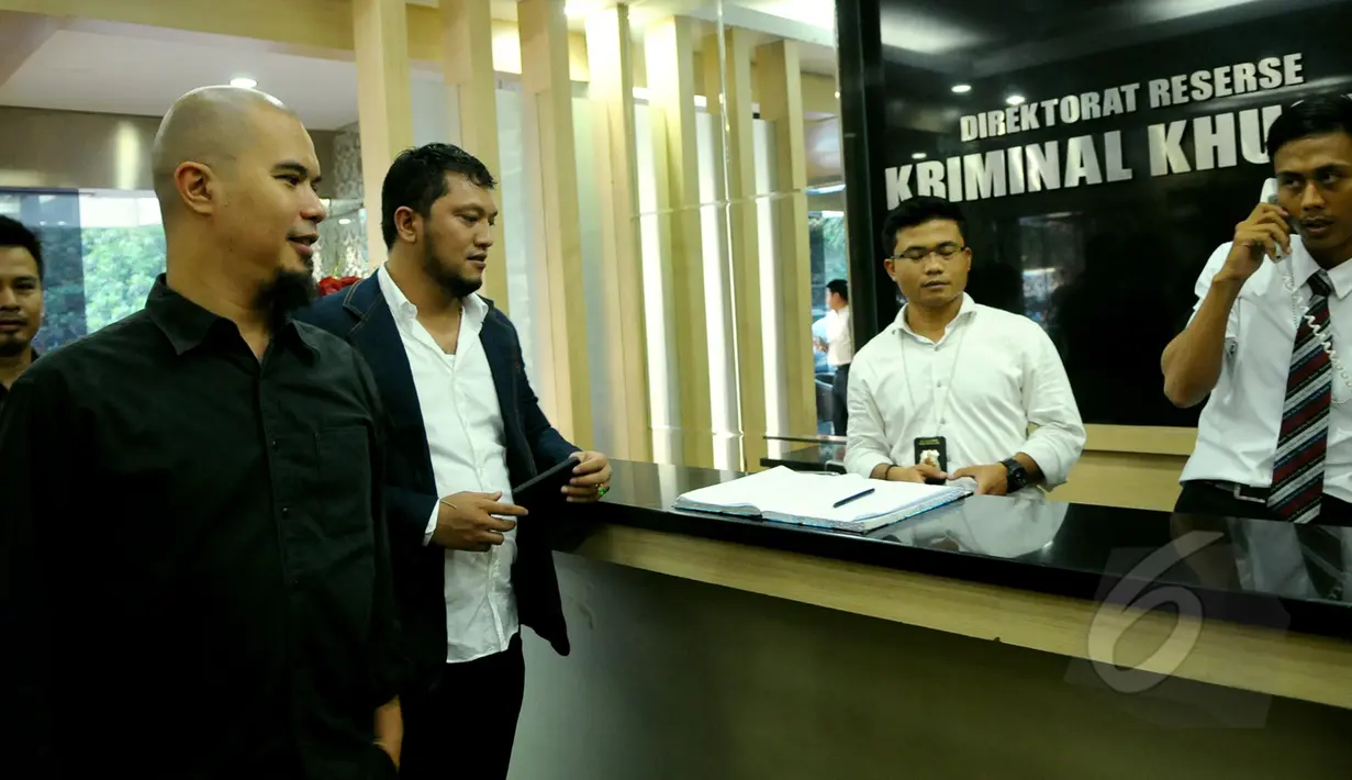 Ahmad Dhani bersama Ramdan Alamsyah saat berada di kantor Direktorat Reserse Kriminal  Khusus Polda Metro Jaya, Jakarta untuk melaporkan pengacara Farhat Abbas terkait kasus pencemaran nama baik di media sosial. (Liputan6.com/Faisal R Syam)