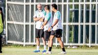 Pelatih Persebaya Surabaya, Eduardo Perez (kiri), memimpin sesi latihan perdana timnya di Lapangan ABC Kompleks Gelora Bung Tomo, Surabaya, Senin (23/6/2025 malam WIB. (Bola.com/Aditya Wany)